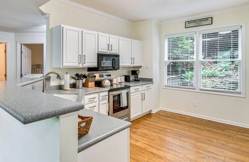 Mountain Air Condo | Golfer's Oasis! Mtn Cabin w/Balcony in Burnsville