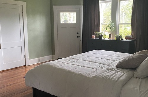 Watkinsville Other | Gorgeous 4-bedroom farmhouse 12 minutes from UGA! Sleeps 8