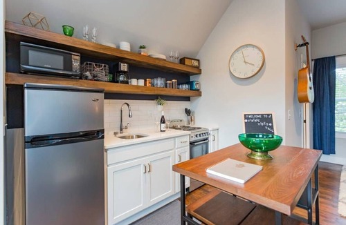 Buena Vista Apartment | Gorgeous Downtown Nashville Guest Loft with Vintage Vibes!