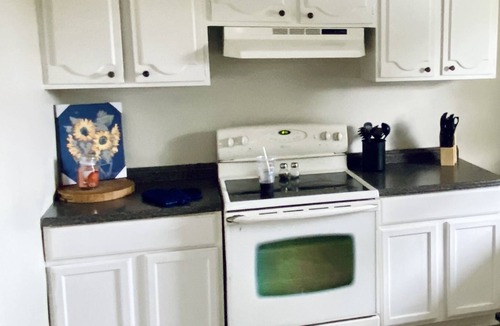 Ashland Apartment | Gorgeous Getaway- 3 bedroom/1 bath Close to HTS airport, KDMC, and Cabell