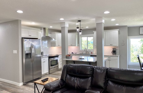 Hot Springs House | Gorgeous Mountain View, 6 Private acres, Close to Downtown!