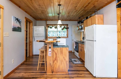 Slade Cabin | Gorgeous View Cabin- Pet Friendly, Hot Tub, Firepit, WiFi
