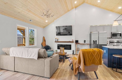 Franklin House | Graceland Mountain Cottage | 10+ Private Acres, On-Site Trails, Hot Tub + Cold Plunge