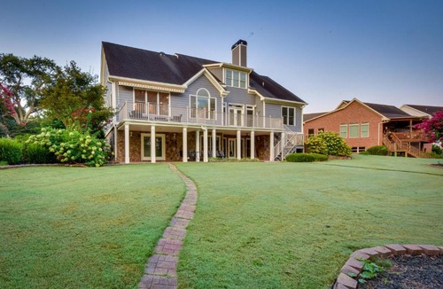 Hartwell House | Grand Lakefront Home in Hartwell w/Game Room!