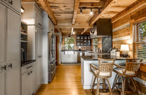 Smithville Cabin | Gray Pine Cabin: A sophisticated rustic retreat overlooking Center Hill Lake
