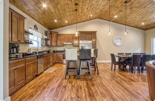 Chalet Village North Cabin | GREAT CABIN WITH BEAUTIFUL VIEWS-SLEEPS 10
