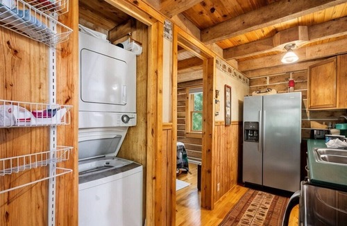 Birdseye Cabin | Great Location 4 minutes from Patoka Lake Entrance with Hot Tub!