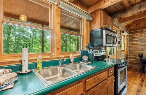 Birdseye Cabin | Great Location 4 minutes from Patoka Lake Entrance with Hot Tub!