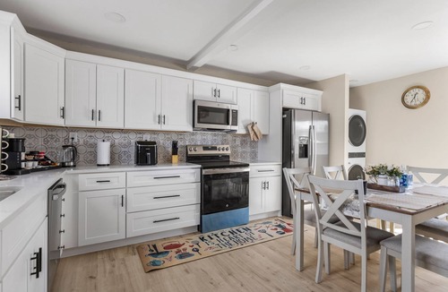 Welcome House | Greenville Cozy Retreat, Modern 3BR 1 BA, fenced backyard, minutes to Downtown.