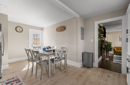Welcome House | Greenville Cozy Retreat, Modern 3BR 1 BA, fenced backyard, minutes to Downtown.