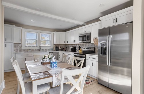 Welcome House | Greenville Cozy Retreat, Modern 3BR 1 BA, fenced backyard, minutes to Downtown.