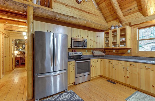 Tennga Cabin | Groups Welcome! Cozy Creek-Front Cabin in Old Fort