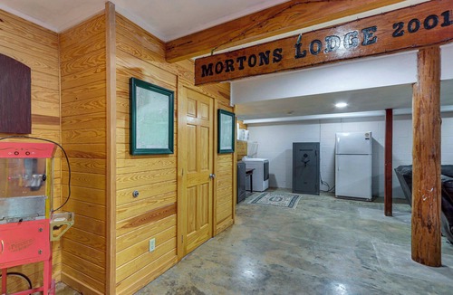 Tennga Cabin | Groups Welcome! Cozy Creek-Front Cabin in Old Fort