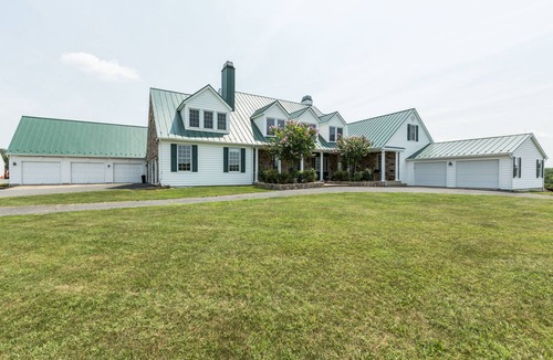 Blue Ridge House | Gruner Bungalow at Tranquility Farm & Winery