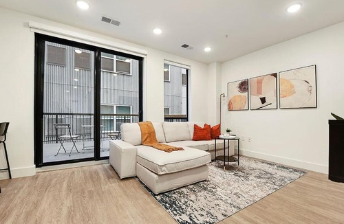East Liberty Apartment | GYM+HULU+PARKING Near Universities|UPMC|SHOPPING