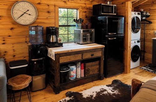 Kerr Apartment | Haan Hollow – Secluded Log Cabin on 12 Private Acres in Gallipolis, Ohio