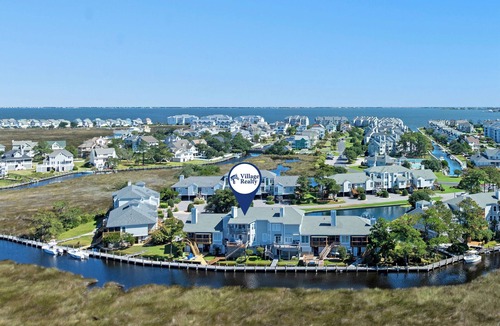 Manteo House | Happy Endings OBX: Canalfront | Shared Pool Access