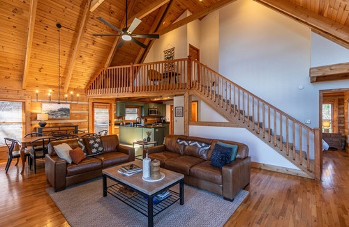 Deep Gap Cabin | Happy Trees Cabin: Pet Friendly Spacious Cabin with Pool Table 15min to Boone!