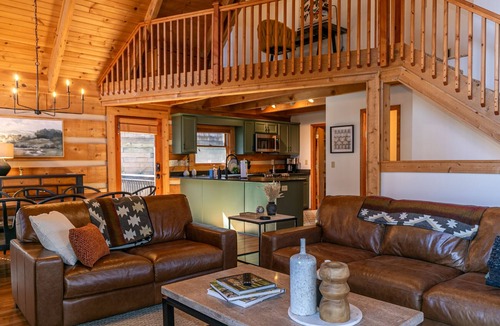 Deep Gap Cabin | Happy Trees Cabin: Pet Friendly Spacious Cabin with Pool Table 15min to Boone!