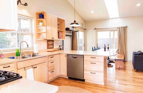 Black Mountain Cabin | HarmonyHouse @BlackMountain - Close to it all!