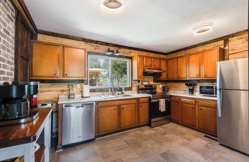 Harrisonburg House | Harrisonburg 3 bedroom and HOT TUB! Minutes from Downtown NEW!