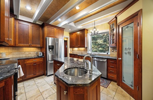Congdon Park House | Hawthorne Manor- Perfect Duluth Location! Amazing historic home.