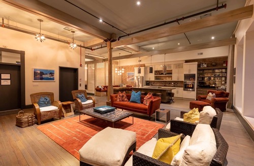 Downtown Nashville Condo | Heart of Downtown- 4 BR Walk to Everything!-Amazing loft close to everything!
