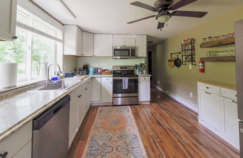 Kirby House | Heart of Hampshire 2GB Fiber, 4 Beds: 2 Kings, Queen, Full, 3 Baths, 2 Kiitchens