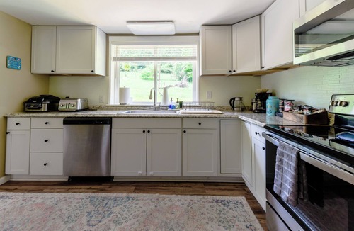 Kirby House | Heart of Hampshire 2GB Fiber, 4 Beds: 2 Kings, Queen, Full, 3 Baths, 2 Kiitchens