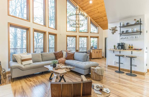 Helen House | Helen Nature Retreat ~ King Beds, Hot Tub, Private Surroundings ~ Innsbruck!