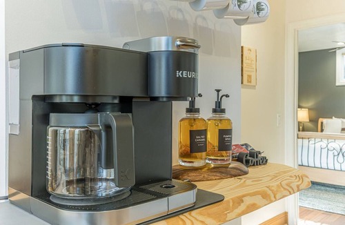 Helen House | Helen Nature Retreat ~ King Beds, Hot Tub, Private Surroundings ~ Innsbruck!