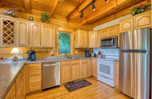 Maggie Valley Cabin | Hickory Ridge Getaway | Log Cabin with Hot Tub, Fire Pit, & Game Room Near Maggie Valley