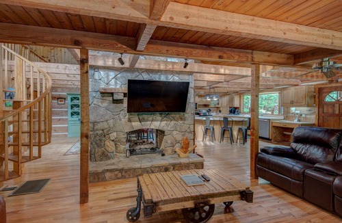 Fleetwood Cabin | Hidden Creek Cabin - Yard, Pet Friendly, Creek, Hot Tub, & Foosball!
