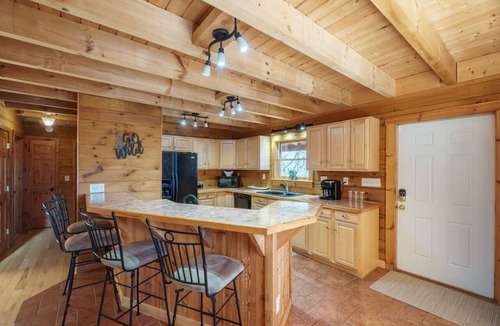 Frank Cabin | Hidden Gem a Spacious 4-Bedroom Cabin for Groups