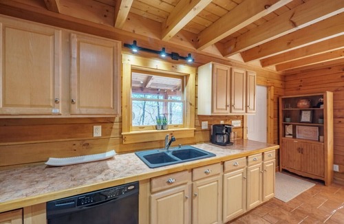 Frank Cabin | Hidden Gem a Spacious 4-Bedroom Cabin for Groups