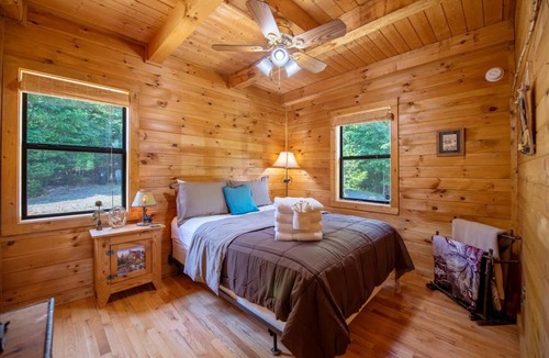 Young Harris Ski Chalet | Hidden Haven-Peaceful Inviting pet friendly cabin