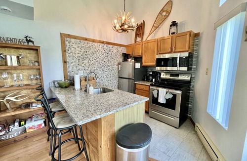 Hidden Valley Villa | 🏡 Highland Breeze Loft |Pool Steps Away | Ideal for Longer Stays | Pets Welcome