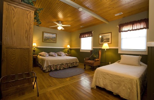 Flat Rock Cabin | Highland Lake Inn & Resort