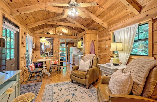 Highlands Cabin | Highlands Hideaway-A Pet Friendly Couples Retreat
