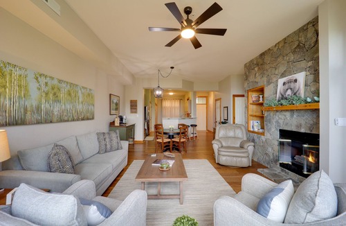 Mountain Air Condo | Hike & Ski: Mtn-View Gem w/Balcony in Burnsville!