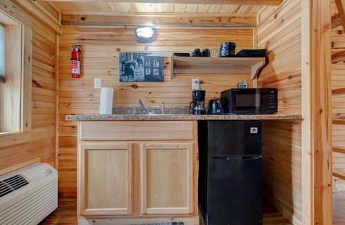Pine Ridge Cabin | Hikers Retreat Handcrafted Cabin in RRG PET FRIENDLY Location is Key