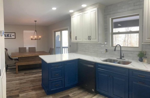 Byrdstown House | Hill Top Heaven Lake House - Sleeps 26 in beds - 3.5 baths - 1 Mi to Marina!