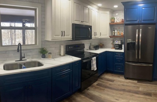 Byrdstown House | Hill Top Heaven Lake House - Sleeps 26 in beds - 3.5 baths - 1 Mi to Marina!