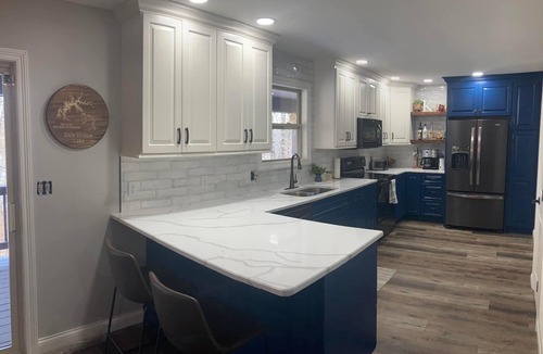 Byrdstown House | Hill Top Heaven Lake House - Sleeps 26 in beds - 3.5 baths - 1 Mi to Marina!
