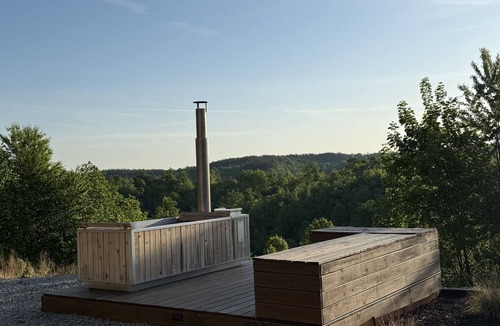Lobelville Cabin | Hilltop Retreat with Wood Fire Hot Tub & Stargazing