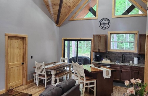 Campton Cabin | Hint of Heaven – Spacious Woodland Retreat Near Red River Gorge