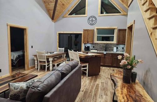 Campton Cabin | Hint of Heaven – Spacious Woodland Retreat Near Red River Gorge