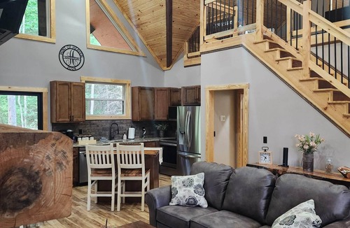 Campton Cabin | Hint of Heaven – Spacious Woodland Retreat Near Red River Gorge