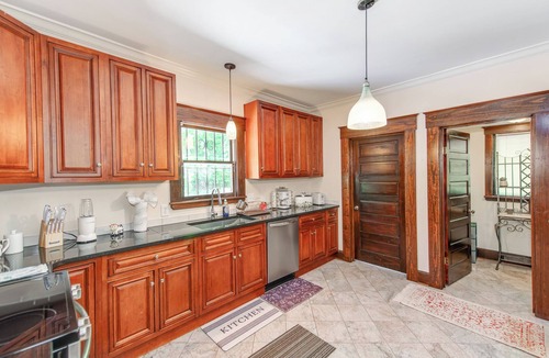 Hidden Valley House | Historic Abernathy House - Spacious Charlotte Retreat for 16