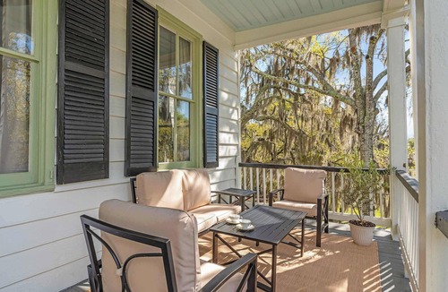 The Old Commons House | Historic Boutique Hotel Suite w. Waterviews!